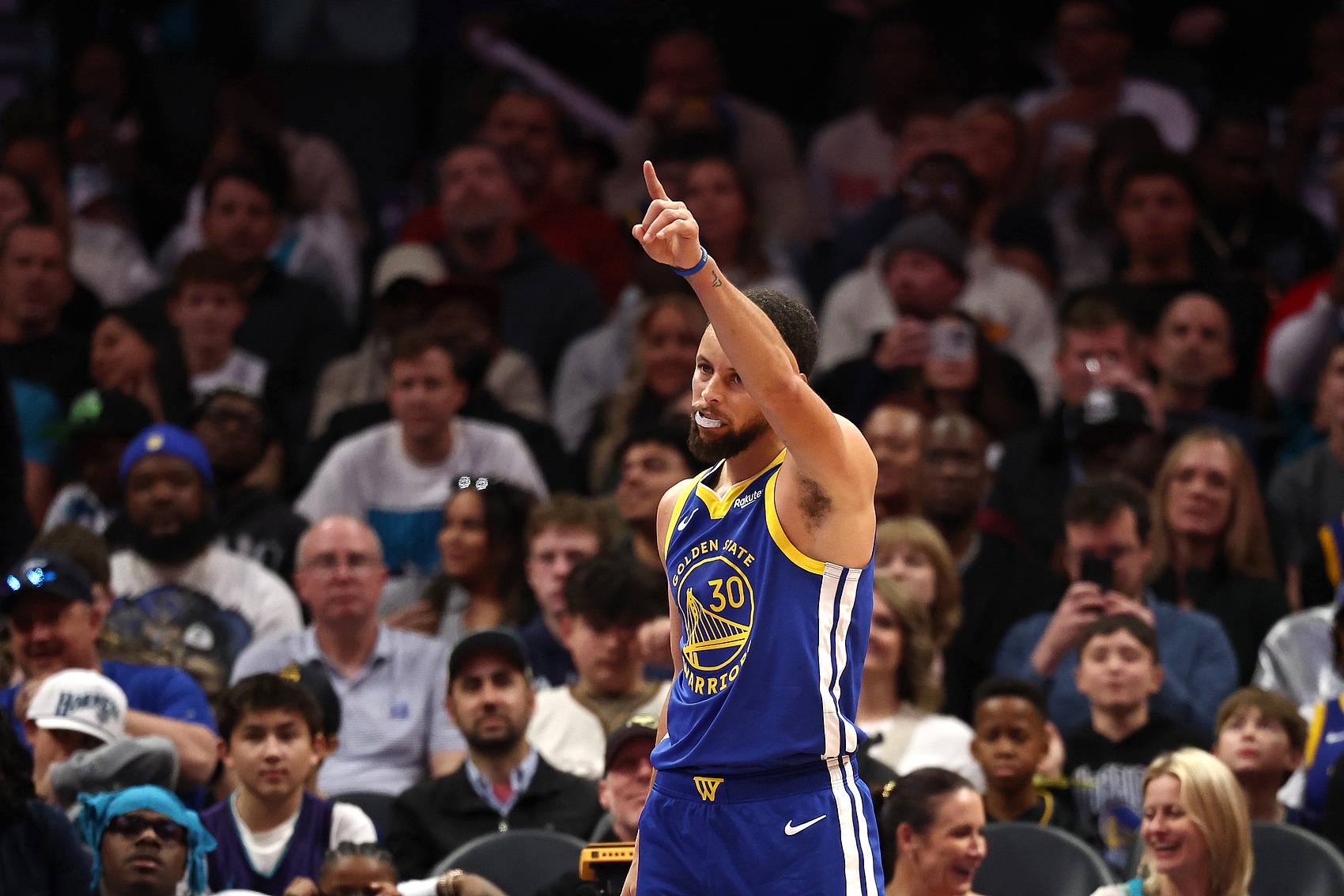 od体育官网-勇士让库里小伤大养&amp;直接报销是对的 这赛季唯一重要的是抽乐透签